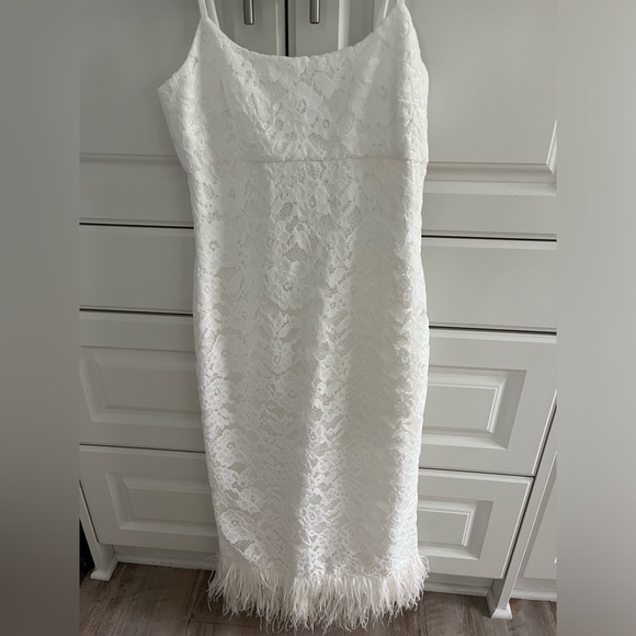 Bought for bridal shower. The lace with the feathers is elegant yet so fun! - Picture 5 of 11